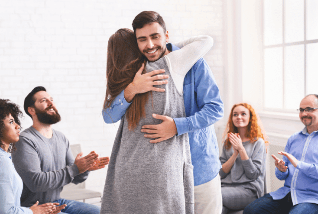 בחור בהתאוששות מהתקף חרדה חברתית